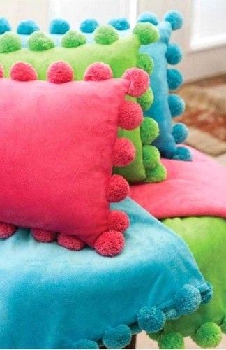 Pompons en laine pour décorer les coussins