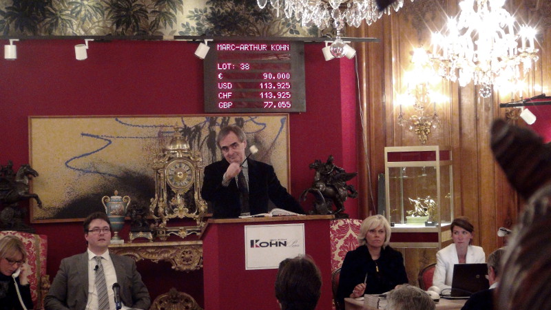 commissaire-priseur, Marc-Arthur Kohn, est un expert dans le domaine des ventes aux enchères