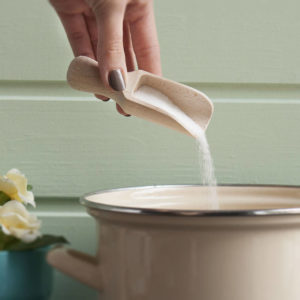 Le sel est l'un des remèdes maison pour se débarrasser des taches d'huile