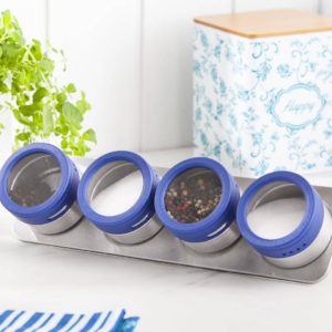 Le support en acier sur le comptoir de la cuisine.