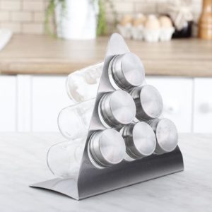 Le support en acier pour récipients d'épices aura fière allure sur le comptoir de la cuisine.