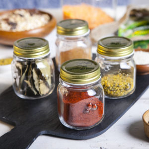 Les pots à épices en verre affichent bien le contenu.