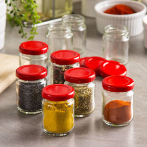 Les petits pots à épices se glisseront dans un tiroir de cuisine.