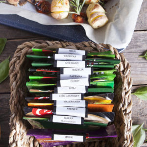 Des fermoirs d'épices et d'herbes avec les noms appropriés vous aideront à trouver rapidement l'épice souhaitée.