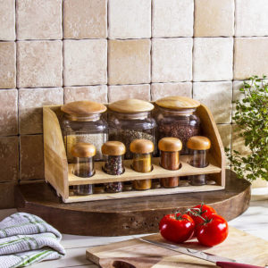 L'étagère à épices en bois peut être suspendue ou placée sur le comptoir.