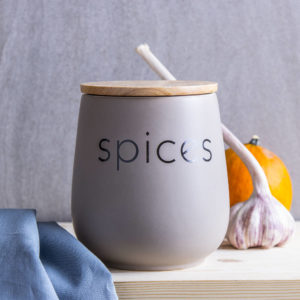 Un récipient en céramique décoratif a deux fonctions - pratique et esthétique!