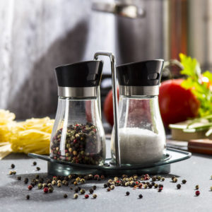 Une poivrière et une salière en verre affichent le contenu.
