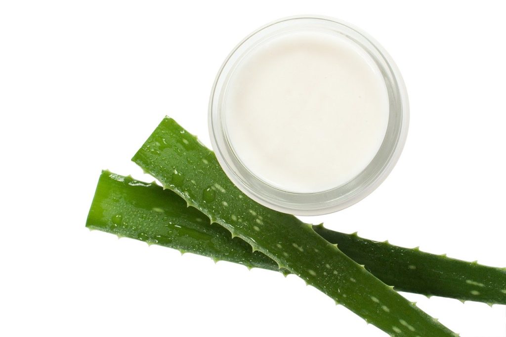 utilisez du gel d'aloe vera pour garder une peau jeune
