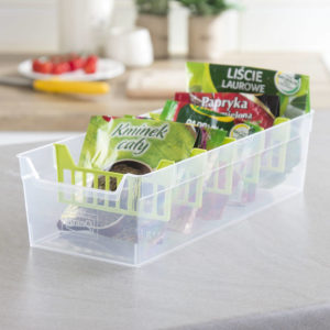 L'organisateur d'épices dans des sacs a des compartiments spéciaux.