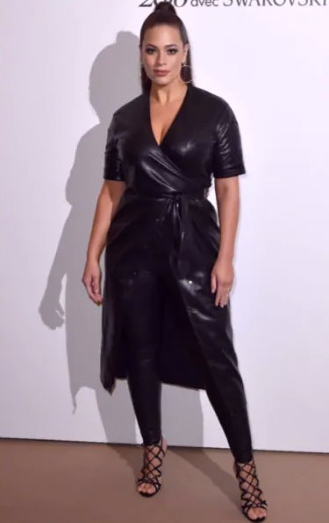 Ashley Graham porte l'un des looks des femmes rondes