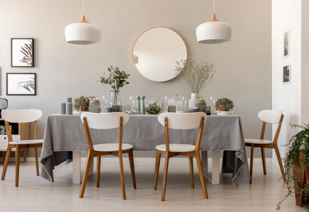 Décorer la maison avec des miroirs près de la table à manger
