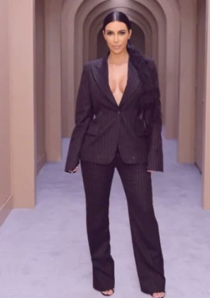 Kim Kardashian avec l'un des looks des femmes rondes