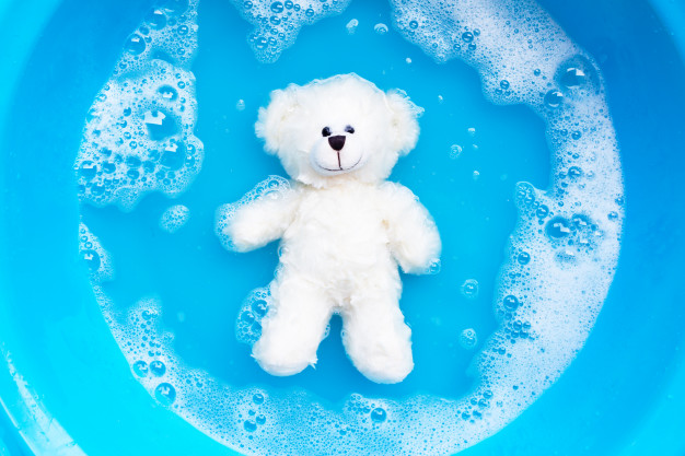 Laver une animale en peluche à la main