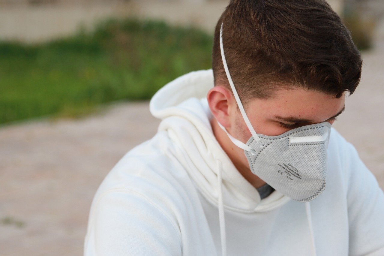  les personnes infectées doivent utiliser les masques pour éviter la contagion