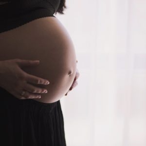 Coronavirus et grossesse : Quels sont les risques de transmission de la mère à l'enfant ?