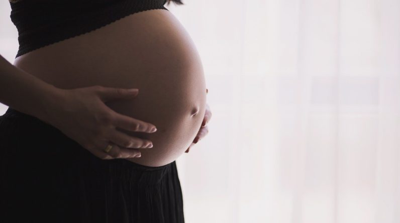 Coronavirus et grossesse : Quels sont les risques de transmission de la mère à l'enfant ?