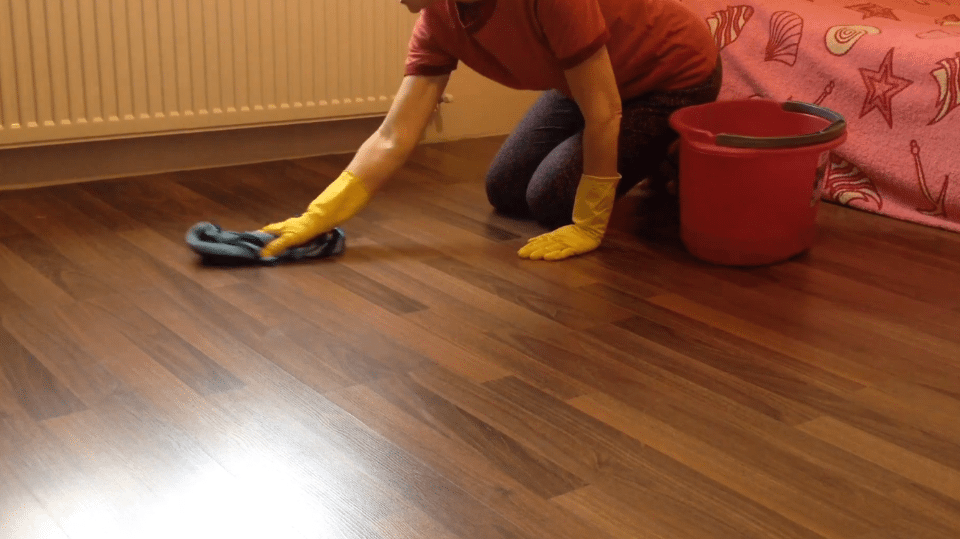 nettoyer les taches de bougie sur un sol stratifié