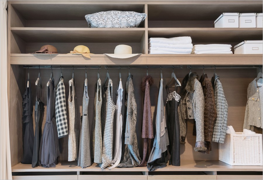 Mettez les vêtements dans le placard uniquement lorsqu'ils sont parfaitement secs