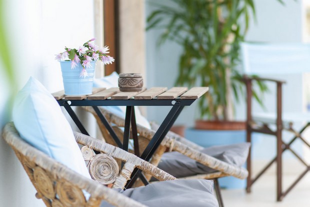 Canapés en bois avec coussins colorés