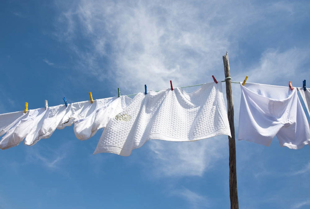 sécher les vêtements à l'extérieur pour éliminer la mauvaise odeur lave-linge