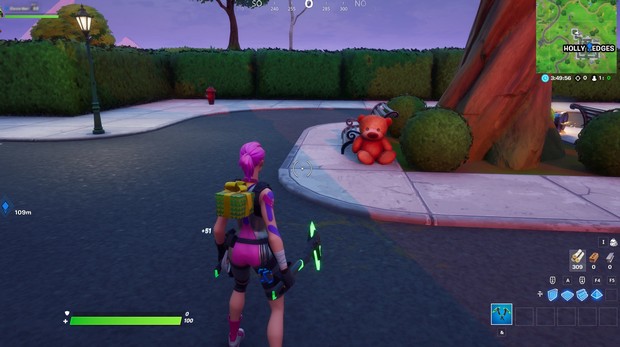 un ours assis à côté de l'arbre