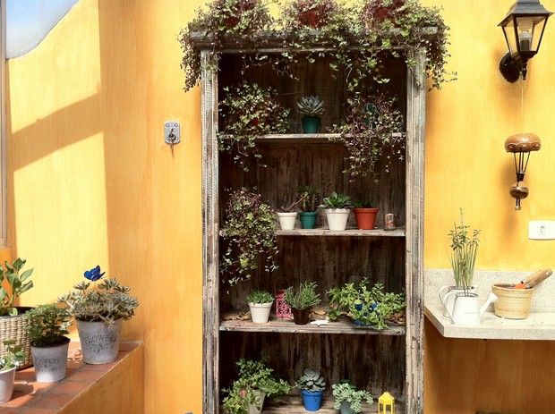 Recyclez les vieux meubles pour créer un jardin vertical