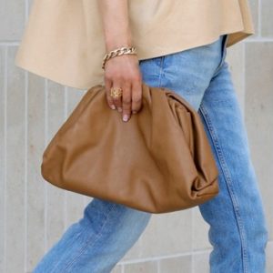 Le sac du moment? Il est super doux et signé par Bottega Veneta