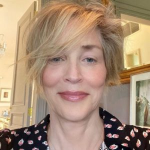 la nouvelle coupe, très courte, de Sharon Stone