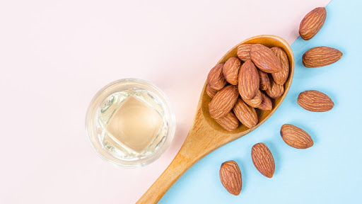 L'acide mandélique: qu'est-ce que c'est? L'acide mandélique provient d' amandes amères . C'est un acide alpha-hydroxy, principalement étudié pour une utilisation contre l'acné. Les alpha-hydroxyacides sont des ingrédients naturels et synthétiques qui offrent des avantages pour les soins de la peau: de l'exfoliation à une hydratation et une fermeté accrues. Les bienfaits pour la peau En plus de l'exfoliation, l'acide mandélique apporte des bienfaits épidermiques très intéressants. Cependant, rappelez-vous que, contrairement aux acides plus forts, il agit plus longtemps.