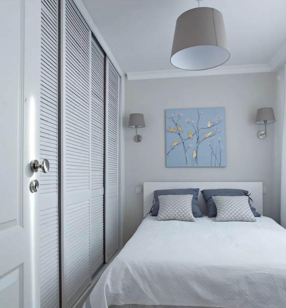 Armoire spacieuse dans une petite chambre