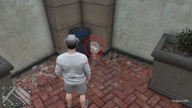 à côté de la poubelle