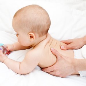 Comment l'ostéopathie peut-elle aider les bébés et les enfants ?