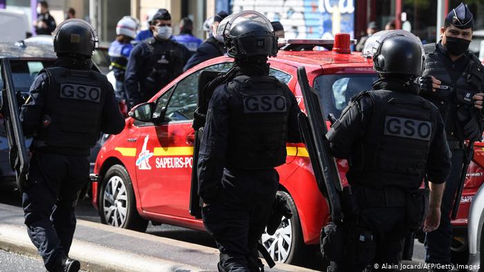 Des agents de l'Unité d'intervention de la police française (GSO) arrivent sur les lieux