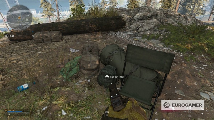 Le renseignement 2 est dans le sac à dos près de l'une des chaises. 