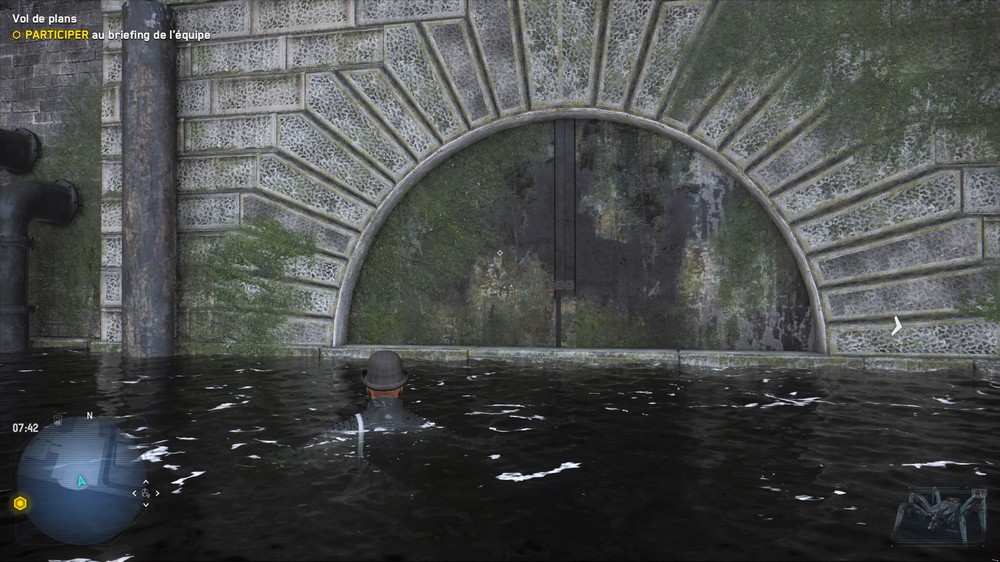 la porte en bois verrouillée par un cadenas