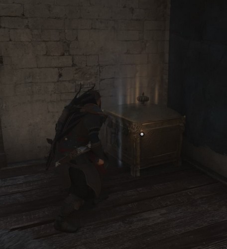 Le coffre avec le marteau du forgeron est dans le coin.