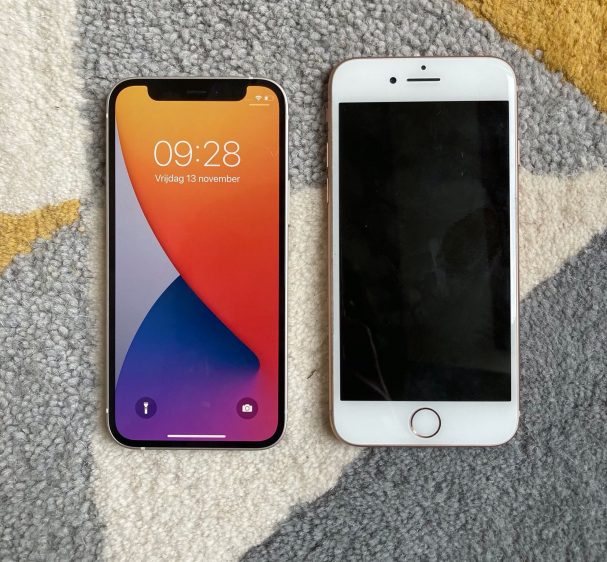 L'iPhone 12 mini à côté d'un iPhone 8