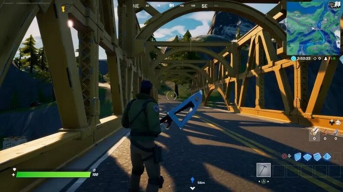 C'est ce pont en acier avec une teinte orange.