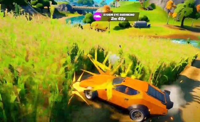 Conduire une voiture sur le champ de maïs au domaine du Fermier blindé