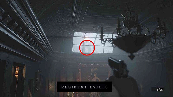 à l’extérieur au-dessus du tableau après avoir tiré dans la fenêtre.