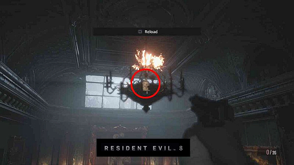 Trouvé au-dessus du lustre au plafond.