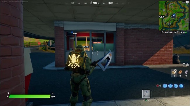 Cette cabine téléphonique se trouve également près de l'entrée de la station-service.