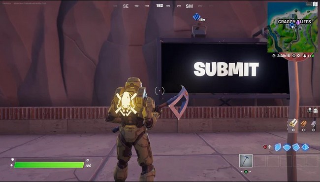 Vous trouverez la cabine téléphonique près de cette grande bannière.