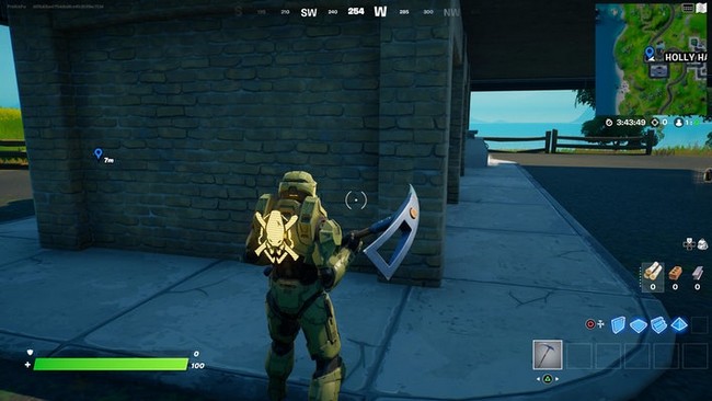 La cabine téléphonique se trouve à gauche de l'entrée principale.