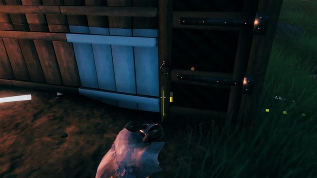 Porte de bois sombre