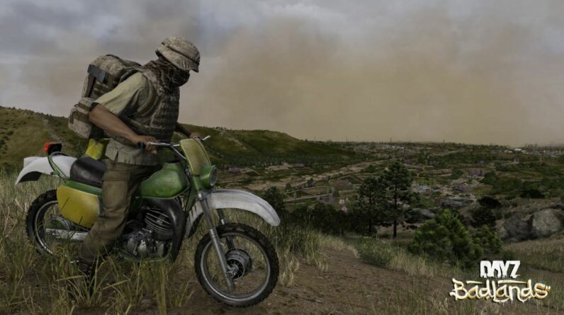 Un survivant sur une moto Bitrak dans les paysages de DayZ Badlands