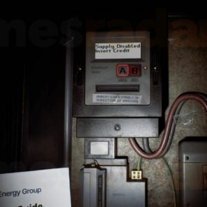 Compteur électrique de Zoe avec boutons A et B et interrupteur principal dans Silent Hill Townfall