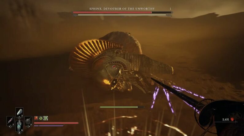 Le Sphinx masqué au corps-à-corps pendant une parade dans Valor Mortis